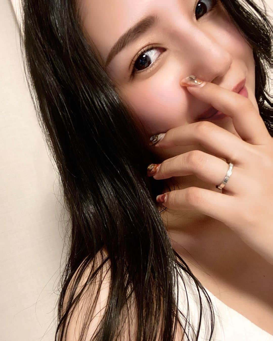 MAYUKIのインスタグラム：「じつは今年の1月に結婚したのです😆💍🤍 毎日笑って楽しく過ごせてます🙏🏻 はっぴー！ . #selfie」