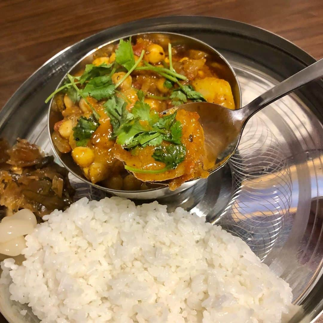 B JIRUSHI YOSHIDAのインスタグラム：「【代官山LUNCH番外編】 【店名】大江カレー 【メニュー】野菜カレー 【PRICE】¥1.000- 【一言】16日から開催中のBeams Planetsの POPUPで高円寺にいるので久々のランチネタです。POPUP会場のwhimsicalからアーケード方面にある人気のカレー店。 whimsical店主のオススメだけあってかなり美味でした。 今回チキンカレーは品切れでしたが次回は是非試してみたいと思います🔥  本日は屋久杉と屋久鹿の角を使用したアクセサリー作成のワークショップを開催してます。 是非お越しください。  Pop-up SHOP . . BEAMS Planets Popup Shop Koenji at whimsical . . Day:2021.07.16(fri)-07.25(sun) . Open:12:00-20:00 高円寺 whimsicalでPOPUPが本日よりスタートしてます。 @whimsical.koenji . @tsunokawafarm . @beamsplanets . #beamsplanets #beams  #ビームス #ビームスプラネッツ  #高円寺  #B印ランチ #代官山ランチ #代官山LUNCH」