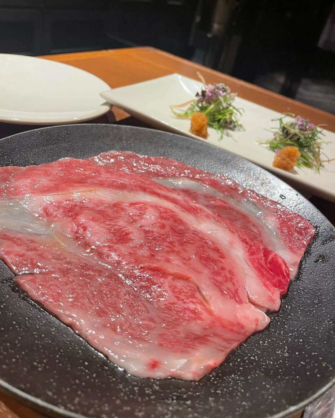 まゆぴちゅーさんのインスタグラム写真 - (まゆぴちゅーInstagram)「念願のうしごろに🐮🍖💓  うしごろ表参道店にて◡̈ ▶︎ @ushigoro_yakiniku   夏のコース料理をいただいてきましたん🍴💓  サマートリュフをふんだんに使ってたり、 夏野菜をつかってたり、こだわってて凄かった🥺  お肉も柔らかくてほんっっっとに 美味しくて幸せ感じました😭💓 イチオシは黒毛和牛ヒレカツ🥺💞！！  最後の〆の和牛とトウモロコシの石焼ガーリックライス とかもおおぉぉおおお大好きでしかなかった😍😍😍  雰囲気も落ち着いててデートにもいいかも💋♪ . . . #うしごろ #うしごろ表参道 #焼肉 #焼肉うしごろ #焼肉ディナー #焼肉 #焼肉デート #表参道グルメ #表参道デート #都内ディナー #ディナーコーデ #ディナーデート #インスタグルメ #グルメ女子 #インスタグルメアワード2021」7月18日 15時51分 - mayu_03pichu