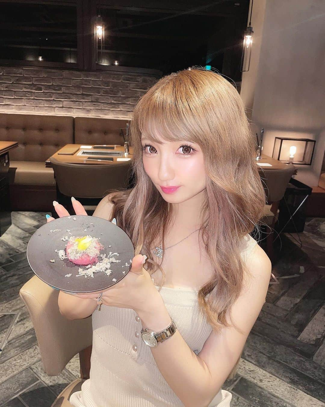 まゆぴちゅーさんのインスタグラム写真 - (まゆぴちゅーInstagram)「念願のうしごろに🐮🍖💓  うしごろ表参道店にて◡̈ ▶︎ @ushigoro_yakiniku   夏のコース料理をいただいてきましたん🍴💓  サマートリュフをふんだんに使ってたり、 夏野菜をつかってたり、こだわってて凄かった🥺  お肉も柔らかくてほんっっっとに 美味しくて幸せ感じました😭💓 イチオシは黒毛和牛ヒレカツ🥺💞！！  最後の〆の和牛とトウモロコシの石焼ガーリックライス とかもおおぉぉおおお大好きでしかなかった😍😍😍  雰囲気も落ち着いててデートにもいいかも💋♪ . . . #うしごろ #うしごろ表参道 #焼肉 #焼肉うしごろ #焼肉ディナー #焼肉 #焼肉デート #表参道グルメ #表参道デート #都内ディナー #ディナーコーデ #ディナーデート #インスタグルメ #グルメ女子 #インスタグルメアワード2021」7月18日 15時51分 - mayu_03pichu