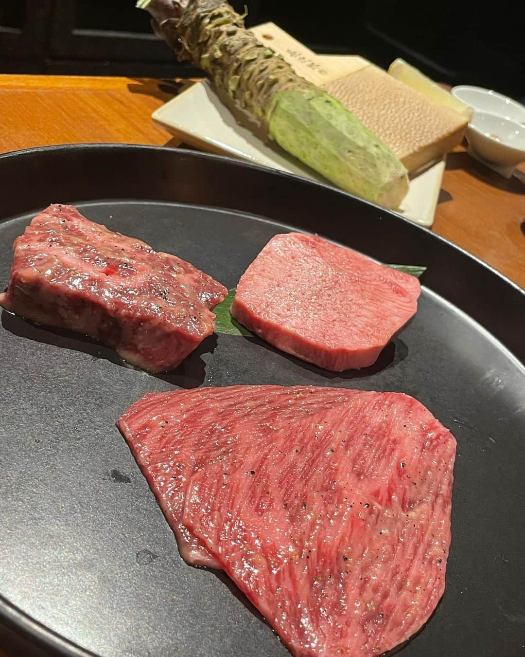 まゆぴちゅーさんのインスタグラム写真 - (まゆぴちゅーInstagram)「念願のうしごろに🐮🍖💓  うしごろ表参道店にて◡̈ ▶︎ @ushigoro_yakiniku   夏のコース料理をいただいてきましたん🍴💓  サマートリュフをふんだんに使ってたり、 夏野菜をつかってたり、こだわってて凄かった🥺  お肉も柔らかくてほんっっっとに 美味しくて幸せ感じました😭💓 イチオシは黒毛和牛ヒレカツ🥺💞！！  最後の〆の和牛とトウモロコシの石焼ガーリックライス とかもおおぉぉおおお大好きでしかなかった😍😍😍  雰囲気も落ち着いててデートにもいいかも💋♪ . . . #うしごろ #うしごろ表参道 #焼肉 #焼肉うしごろ #焼肉ディナー #焼肉 #焼肉デート #表参道グルメ #表参道デート #都内ディナー #ディナーコーデ #ディナーデート #インスタグルメ #グルメ女子 #インスタグルメアワード2021」7月18日 15時51分 - mayu_03pichu