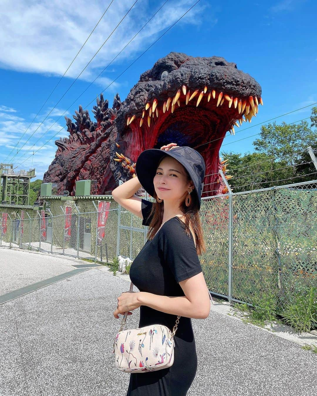 得あゆさんのインスタグラム写真 - (得あゆInstagram)「ゴジラが現れても冷静に行動してください。🦖  one-piece : @trifle_official 🖤 ・ ・ ・ ・ ・ ・ ・ ・ ・ ・ ・ ・ ・ ・ ・ ・ ・ #淡路島#淡路#淡路島グルメ#淡路島ランチ#淡路島旅行#ゴジラ#記念撮影#ニジゲンノモリ#淡路ビーフ#大阪ランチ#大阪グルメ#兵庫グルメ#家族旅行#肉食女子#肉食#夏休み#ドライブ#大食い#インスタ映え#子育てママ#赤ちゃんのいる生活#産後ダイエット#ママファッション#帽子#日焼け止め#美肌#美白#godzilla#drive#awajishima」7月18日 21時29分 - tokuayu819