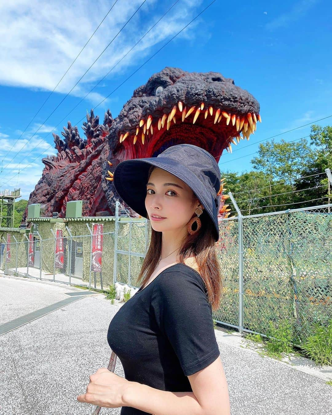 得あゆさんのインスタグラム写真 - (得あゆInstagram)「ゴジラが現れても冷静に行動してください。🦖  one-piece : @trifle_official 🖤 ・ ・ ・ ・ ・ ・ ・ ・ ・ ・ ・ ・ ・ ・ ・ ・ ・ #淡路島#淡路#淡路島グルメ#淡路島ランチ#淡路島旅行#ゴジラ#記念撮影#ニジゲンノモリ#淡路ビーフ#大阪ランチ#大阪グルメ#兵庫グルメ#家族旅行#肉食女子#肉食#夏休み#ドライブ#大食い#インスタ映え#子育てママ#赤ちゃんのいる生活#産後ダイエット#ママファッション#帽子#日焼け止め#美肌#美白#godzilla#drive#awajishima」7月18日 21時29分 - tokuayu819