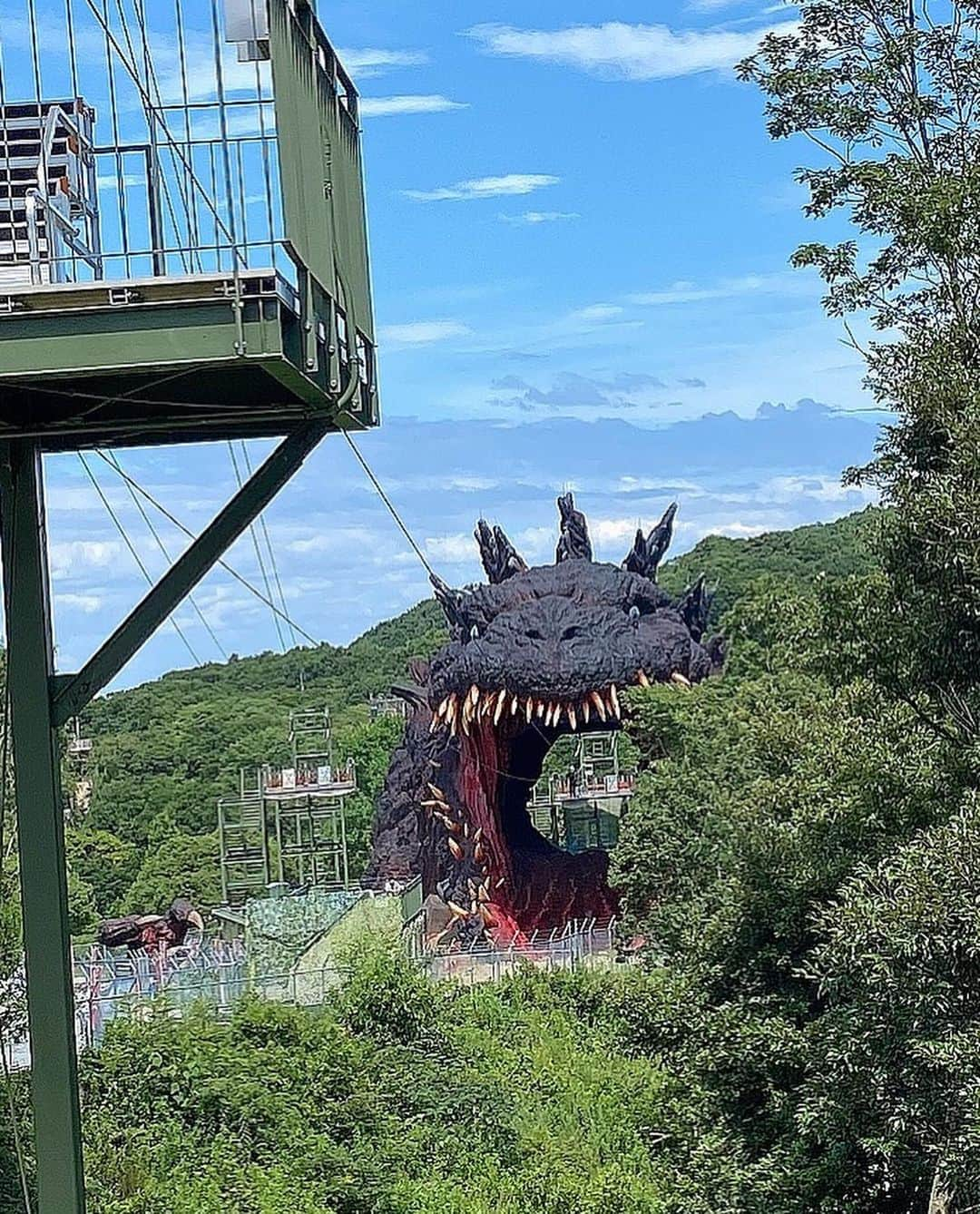 得あゆさんのインスタグラム写真 - (得あゆInstagram)「ゴジラが現れても冷静に行動してください。🦖  one-piece : @trifle_official 🖤 ・ ・ ・ ・ ・ ・ ・ ・ ・ ・ ・ ・ ・ ・ ・ ・ ・ #淡路島#淡路#淡路島グルメ#淡路島ランチ#淡路島旅行#ゴジラ#記念撮影#ニジゲンノモリ#淡路ビーフ#大阪ランチ#大阪グルメ#兵庫グルメ#家族旅行#肉食女子#肉食#夏休み#ドライブ#大食い#インスタ映え#子育てママ#赤ちゃんのいる生活#産後ダイエット#ママファッション#帽子#日焼け止め#美肌#美白#godzilla#drive#awajishima」7月18日 21時29分 - tokuayu819