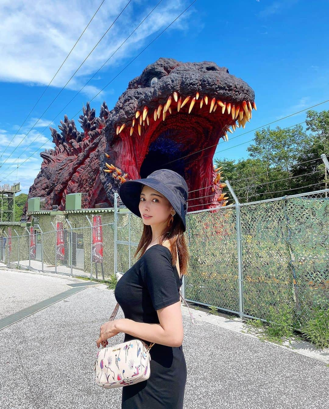 得あゆさんのインスタグラム写真 - (得あゆInstagram)「ゴジラが現れても冷静に行動してください。🦖  one-piece : @trifle_official 🖤 ・ ・ ・ ・ ・ ・ ・ ・ ・ ・ ・ ・ ・ ・ ・ ・ ・ #淡路島#淡路#淡路島グルメ#淡路島ランチ#淡路島旅行#ゴジラ#記念撮影#ニジゲンノモリ#淡路ビーフ#大阪ランチ#大阪グルメ#兵庫グルメ#家族旅行#肉食女子#肉食#夏休み#ドライブ#大食い#インスタ映え#子育てママ#赤ちゃんのいる生活#産後ダイエット#ママファッション#帽子#日焼け止め#美肌#美白#godzilla#drive#awajishima」7月18日 21時29分 - tokuayu819