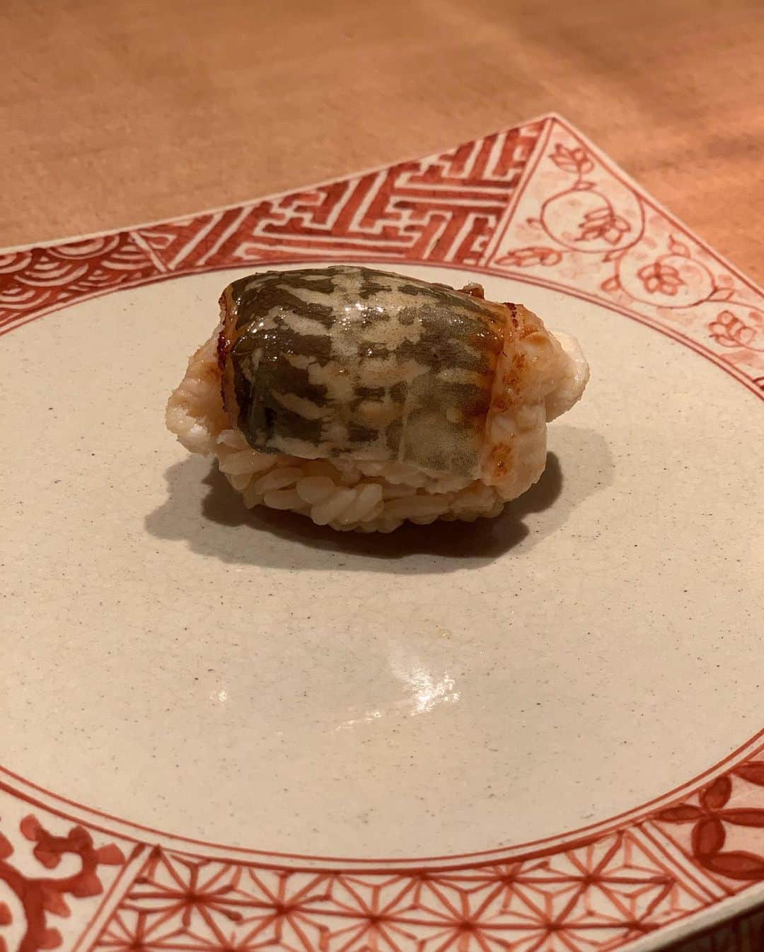 駒田奈美さんのインスタグラム写真 - (駒田奈美Instagram)「・ ・ ・ @sushi.yamada.nishiazabu さんのお鮨は とても繊細でバランスが良い！ ・ ・ 白エビ、椀ものはアズキハタを新生姜のお出しと共に… 北海道の雲丹は口の中でとろけちゃう 低温調理した帆立をフライと 素揚げした蕪をお出しで コハダ、時鮭の焼き物、タチウオ、 ふぁふぁの黒アナゴ… その後にかんぴょう巻きとお味噌汁 とうもろこしのプリンレモンゼリーのせのデザートまで… 大満足のコースでした！ ・ ・ お酒が飲めない時期なので ロイヤルブルーティーの宇治とHANAに 合わせていただきました❤︎ (このお茶も味わい深くて美味しかった‼︎) ・ ・ カウンター席のみで 落ち着いた雰囲気の店内は 時を忘れて、美味しいお鮨とお料理を堪能できますよ❤︎ ・ ・　 来月は生鮑があるそうです^ ^ ・ ・ またお伺いしたいな〜❤︎ ・ ・ ・ #鮨やま田 #鮨#寿司#美味しい#美味しいもの #美味しいもの好きな人と繋がりたい #うに#和食#日本#日本食#お茶#ロイヤルブルーティー#浴衣」7月18日 21時34分 - nami.komada