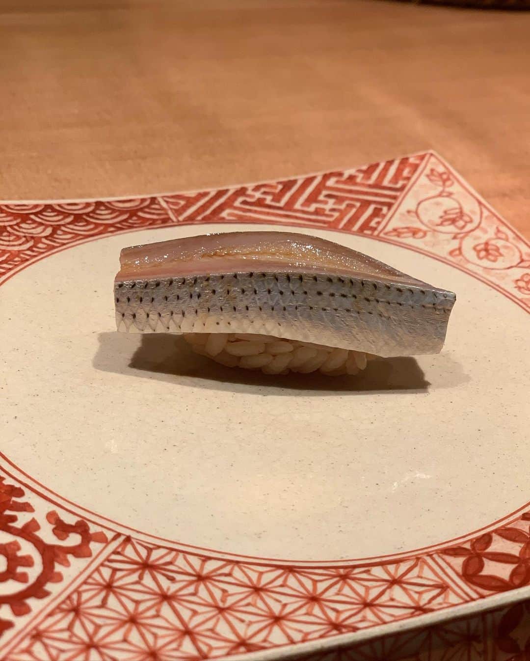 駒田奈美さんのインスタグラム写真 - (駒田奈美Instagram)「・ ・ ・ @sushi.yamada.nishiazabu さんのお鮨は とても繊細でバランスが良い！ ・ ・ 白エビ、椀ものはアズキハタを新生姜のお出しと共に… 北海道の雲丹は口の中でとろけちゃう 低温調理した帆立をフライと 素揚げした蕪をお出しで コハダ、時鮭の焼き物、タチウオ、 ふぁふぁの黒アナゴ… その後にかんぴょう巻きとお味噌汁 とうもろこしのプリンレモンゼリーのせのデザートまで… 大満足のコースでした！ ・ ・ お酒が飲めない時期なので ロイヤルブルーティーの宇治とHANAに 合わせていただきました❤︎ (このお茶も味わい深くて美味しかった‼︎) ・ ・ カウンター席のみで 落ち着いた雰囲気の店内は 時を忘れて、美味しいお鮨とお料理を堪能できますよ❤︎ ・ ・　 来月は生鮑があるそうです^ ^ ・ ・ またお伺いしたいな〜❤︎ ・ ・ ・ #鮨やま田 #鮨#寿司#美味しい#美味しいもの #美味しいもの好きな人と繋がりたい #うに#和食#日本#日本食#お茶#ロイヤルブルーティー#浴衣」7月18日 21時34分 - nami.komada
