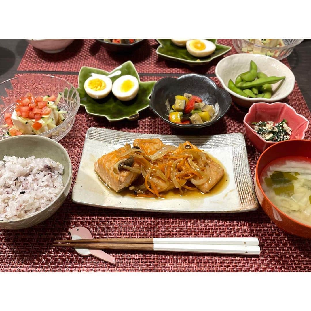 真野恵里菜さんのインスタグラム写真 - (真野恵里菜Instagram)「#いつかの夕飯 🍽 ・鮭のめんつゆバター ・冷奴 ・味玉 ・茄子とパプリカの味噌炒め ・枝豆 ・ほうれん草とササミの胡麻和え ・雑穀米　 ・お味噌汁 . . 夫のオフシーズンが終わり 次のシーズンへ向けてプレシーズンが始まりました⚽️ ということで私もちゃんとした食事作り再開です🍽 . . 冷奴が美味しい季節☀️ トマトと胡瓜を乗せてタレは胡麻油・酢・醤油・ブラウンシュガーで作った物を。 枝豆の塩茹で加減まだまだ修行中🤭 (塩分気にしすぎたせいで全然塩感じなかった😂) . . 鮭は味が絡むように細切りした野菜も入れて。 先に野菜を炒めたら取り出して 鮭をバターで焼いたら野菜を戻してめんつゆで味付け🐟 毎日暑いから食欲が落ちたりするけど しっかり食べてほしいので季節の野菜も取り入れて しっかり食べられるように工夫してます🍅🥒🍆 . . みんなの夏の定番メニューはなんですか？🥺 #まのごはん #スペイン生活」7月18日 16時35分 - erinamano_official