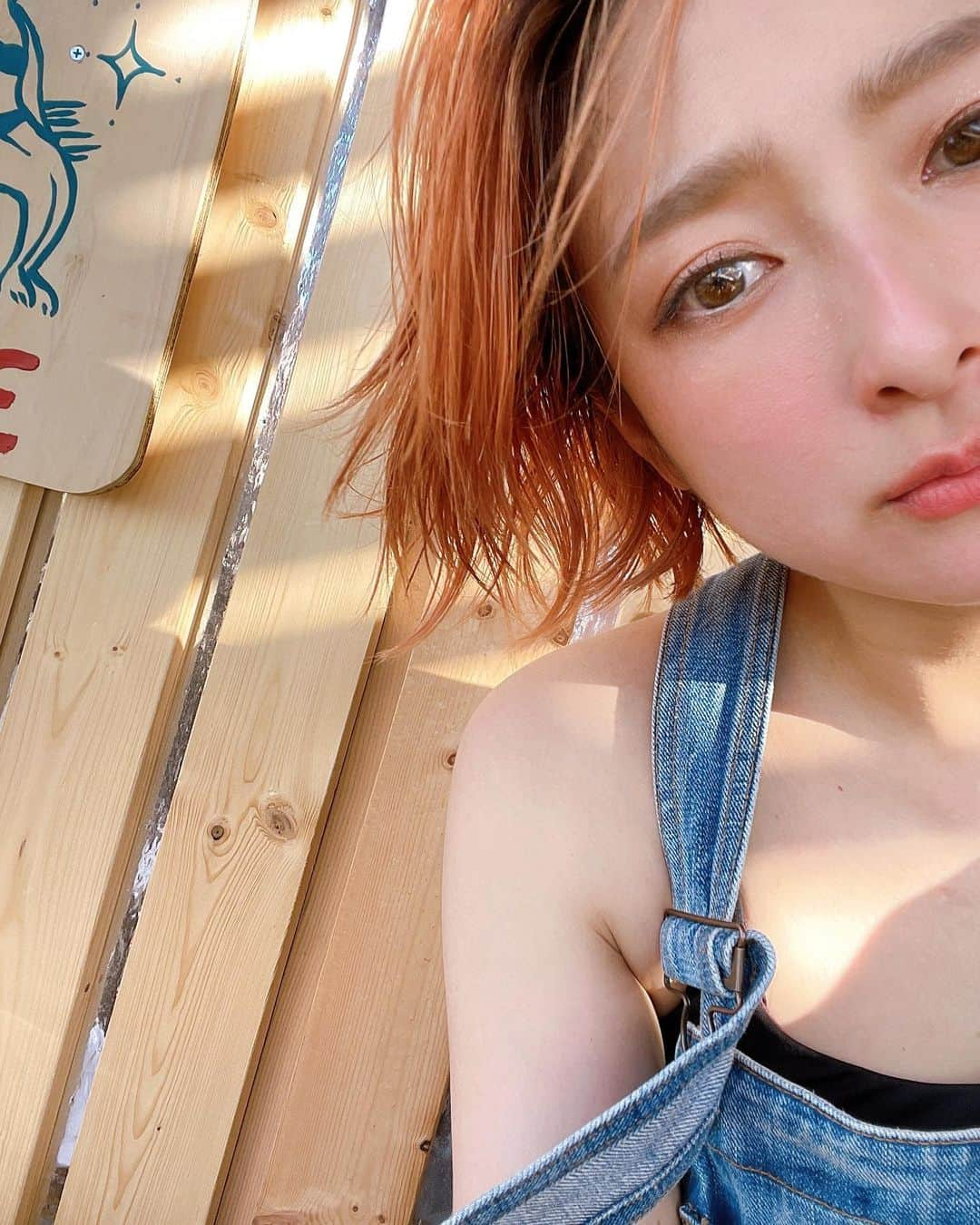 松本亜希さんのインスタグラム写真 - (松本亜希Instagram)「今髪の毛オレンジ🍊🧡 @shiga_noriyoshi ありがとう☺️✨  今日は大好きな逗子の海の家に来ました🙆🏻‍♀️ . #seasideliving」7月18日 16時55分 - aaakichasooo