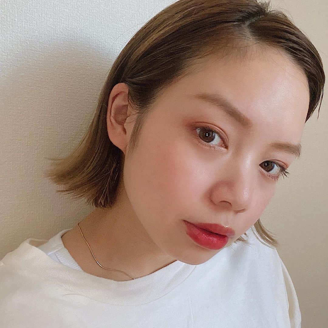 福地夏未のインスタグラム：「🌈 昨日、暑かったから前髪を無しにしようと思って パリパリに上げてみたヨ◎ メイクもマットで仕上げてこっくりと。 あれだね、前髪無しにするとめっちゃ老けるね！！(今更) 前髪ぱっつんに最近は見慣れてたから、 よりそう思うのかも、、🦭  みんなは前髪あり派？無し派？🍐 _ #前髪 #前髪ありなし問題 #老ける #童顔だからより老ける #ボブアレンジ #1枚目リップはみ出てる #でこちん #三角眉毛」
