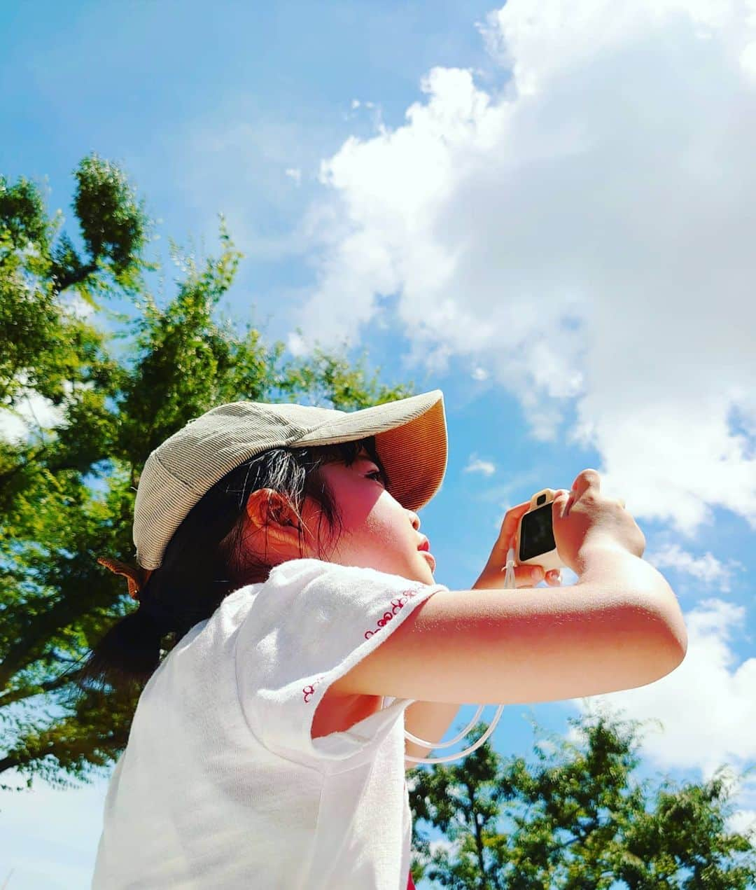 加藤柚凪さんのインスタグラム写真 - (加藤柚凪Instagram)「青い空の日がつづいてうれしいなぁ🌞 まっしろな雲がとってもきれいで、時間がたつと形がかわっちゃうのがおもしろい🤩✨  ゆずはカメラマンさんにもなりたいなぁ〜📸と思ってて、前はスマホを借りて写真を撮る練習をしてたけど、誕生日にカメラをいただいてからはゆずのカメラでもいろんなものを撮影中😉🎶いっつもやっぴーとかお花🌻🪴を撮ってたけど、いろんな雲を撮るのもたのしいな〜🥰  #青い空 #まっしろな雲 #汗だくになりながらも #カメラに夢中📸 #加藤柚凪   @yuzuna_kato」7月18日 17時25分 - yuzuna_nagase