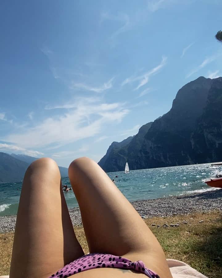 sananasのインスタグラム：「⛵️🌊 Take me back Vous allez faire quoi aujourd’hui ? Je suis sur le montage de la vidéo de cet après midi 😉Ensuite sieste dans le jardin ! Bon dimanche ensoleillé à tous (oui il est enfin arrivé le soleil …)😘」
