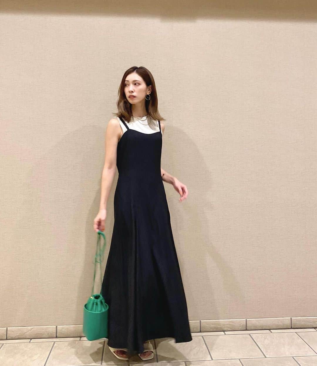 石黒美帆のインスタグラム：「*  ブラックだけどサラッとした素材で着やすい #バックレースアップキャミワンピース 。 裾だけフワッと広がるのも可愛い！  こちらはZOZOTOWN限定アイテム🛒🖤 7/18(日)限定¥1,500 OFFクーポン配布中だそうˊ˗ ⁡  コーデはグリーンと合わせて今年っぽく☺️🌿  ⁡ #ファッション#夏服#夏服コーデ#夏コーデ#シンプルコーデ#モノトーンコーデ#きれいめコーデキャミワンピース#黒ワンピース#ザラジョ#ザラジョコーデ#スタニングルアー#ロンハーマン#stunninglure#ronharman#miia #miiasnap」