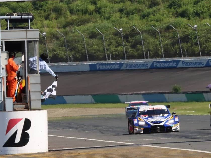 霧島聖子さんのインスタグラム写真 - (霧島聖子Instagram)「SUPER GT Rd.4茂木 決勝お疲れ様でした🏁 TGR TEAM WedsSport BANDOH 19号車は2番手からスタートし、 前半は国本選手による華麗なオーバーテイクで 1位に浮上する場面も😳✨ ピットアウトの際に2位となりますがそこから 1号車に迫っていく宮田選手の熱い走行にも 目が離せませんでした…！😊 最初から最後まで大興奮🔥  そして19号車は2位でフィニッシュし、 今期初となる表彰台を獲得しました！！🥈✨ チームへの思いを届けて下さった皆さん 応援ありがとうございました💙 次戦鈴鹿も私たちTGR TEAM WedsSport BANDOHと共に 爆走しましょーー！🔥  #wedssport #wedssportracinggals #racequeen #RQ #circuit #twinringmotegi #racingprojectbandoh #RPB #それいけ坂東ちゃん #costume #supergt #tgrteamwedssportbandoh #wedssportadvangrsupra #sgt #race #レースクイーン #19号車 #スワイプしてね #表彰台 #2位  #🥈 #おめでとうございます #爆走坂東組」7月18日 18時17分 - seiko_kirishima