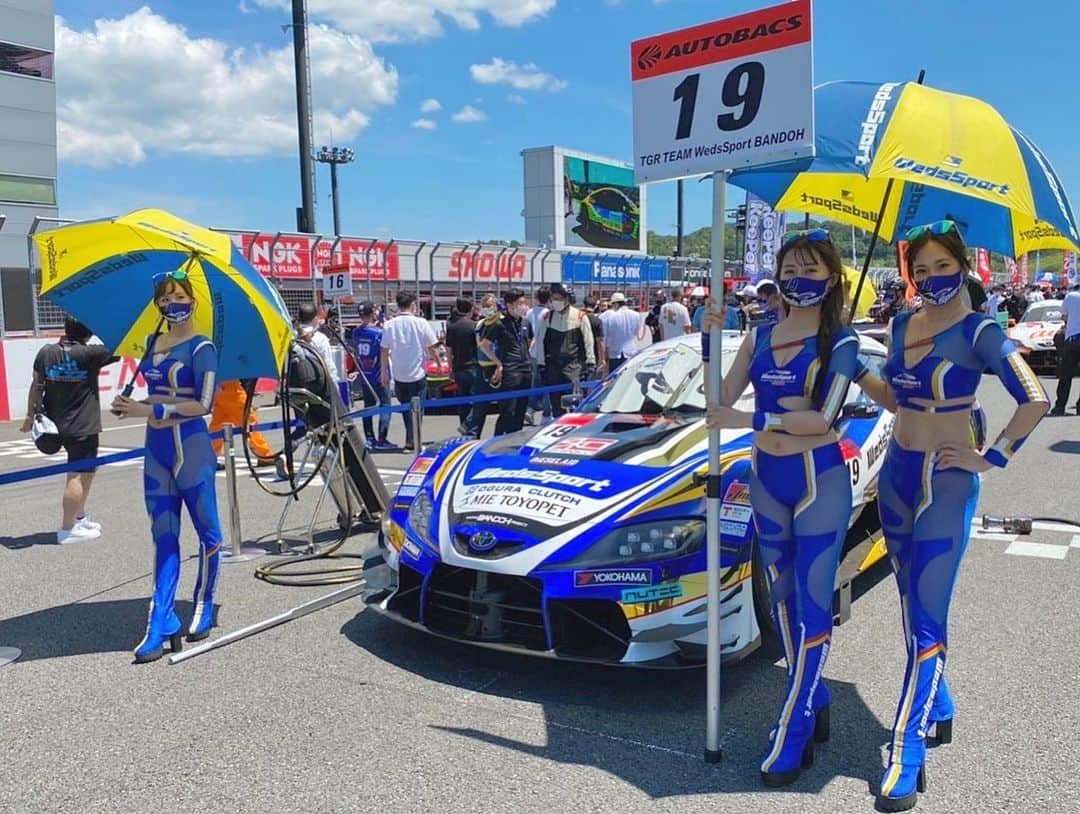 霧島聖子さんのインスタグラム写真 - (霧島聖子Instagram)「SUPER GT Rd.4茂木 決勝お疲れ様でした🏁 TGR TEAM WedsSport BANDOH 19号車は2番手からスタートし、 前半は国本選手による華麗なオーバーテイクで 1位に浮上する場面も😳✨ ピットアウトの際に2位となりますがそこから 1号車に迫っていく宮田選手の熱い走行にも 目が離せませんでした…！😊 最初から最後まで大興奮🔥  そして19号車は2位でフィニッシュし、 今期初となる表彰台を獲得しました！！🥈✨ チームへの思いを届けて下さった皆さん 応援ありがとうございました💙 次戦鈴鹿も私たちTGR TEAM WedsSport BANDOHと共に 爆走しましょーー！🔥  #wedssport #wedssportracinggals #racequeen #RQ #circuit #twinringmotegi #racingprojectbandoh #RPB #それいけ坂東ちゃん #costume #supergt #tgrteamwedssportbandoh #wedssportadvangrsupra #sgt #race #レースクイーン #19号車 #スワイプしてね #表彰台 #2位  #🥈 #おめでとうございます #爆走坂東組」7月18日 18時17分 - seiko_kirishima