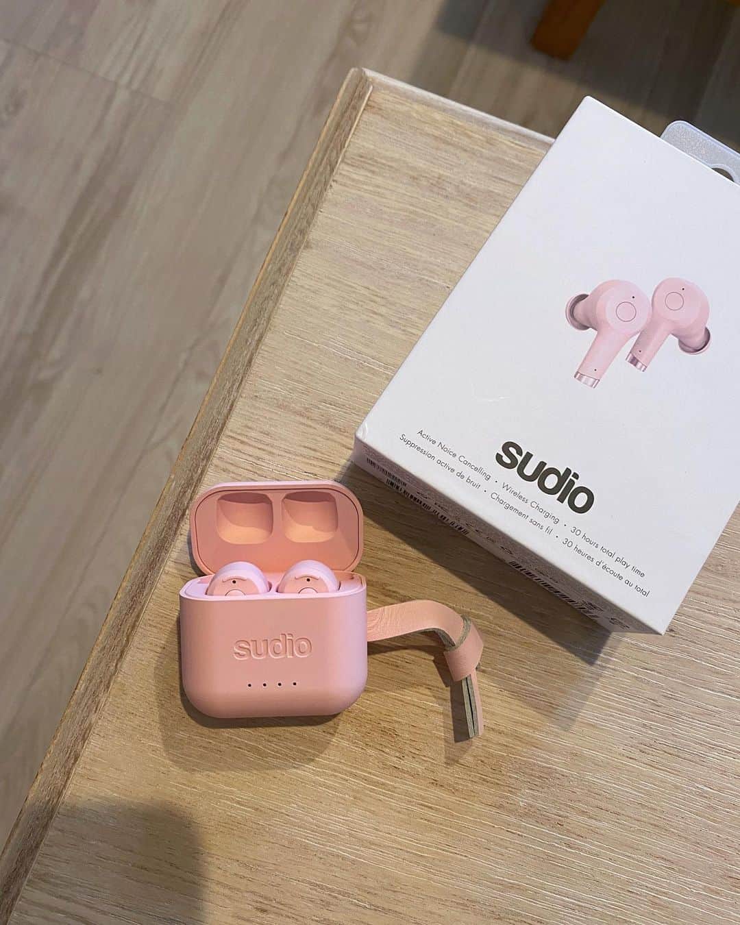 のインスタグラム：「. 今使ってるワイヤレスイヤホン♩ 〈Sudio Ett（エット）〉 Sudio初のアクティブノイズキャンセリング（ANC）機能を搭載し、より一層静かな環境でサウンドに浸れる音楽体験を実現。 外音取り込み機能で通話時の会話がより自然な感覚で行えるようになり、またワイヤレス充電に対応した充電ケースで、ストレスフリーな充電が可能に✨ IPX5対応の防水性能で、天候や使用シーンを問わず幅広く活躍してくれます♡ かわいいピンクも凄くお気に入りー💕 Thank you @sudio ♡ . ♦︎クーポンコード→【meyu_ett】 Sudio公式サイトで全商品を15%OFFでご購入いただけます。 有効期限は2021年10月20日までです。 . ♦︎サマーキャンペーン 7月12日〜8月29日の間にイヤホンまたはスピーカー本体をご購入の方へSudioオリジナルトートバッグとカードケースをセットでプレゼント！🛍 . Instagram… ＠sudio 公式サイト…https://www.sudio.com/jp/  #PR #sudio #shapingsound #sudiojp」