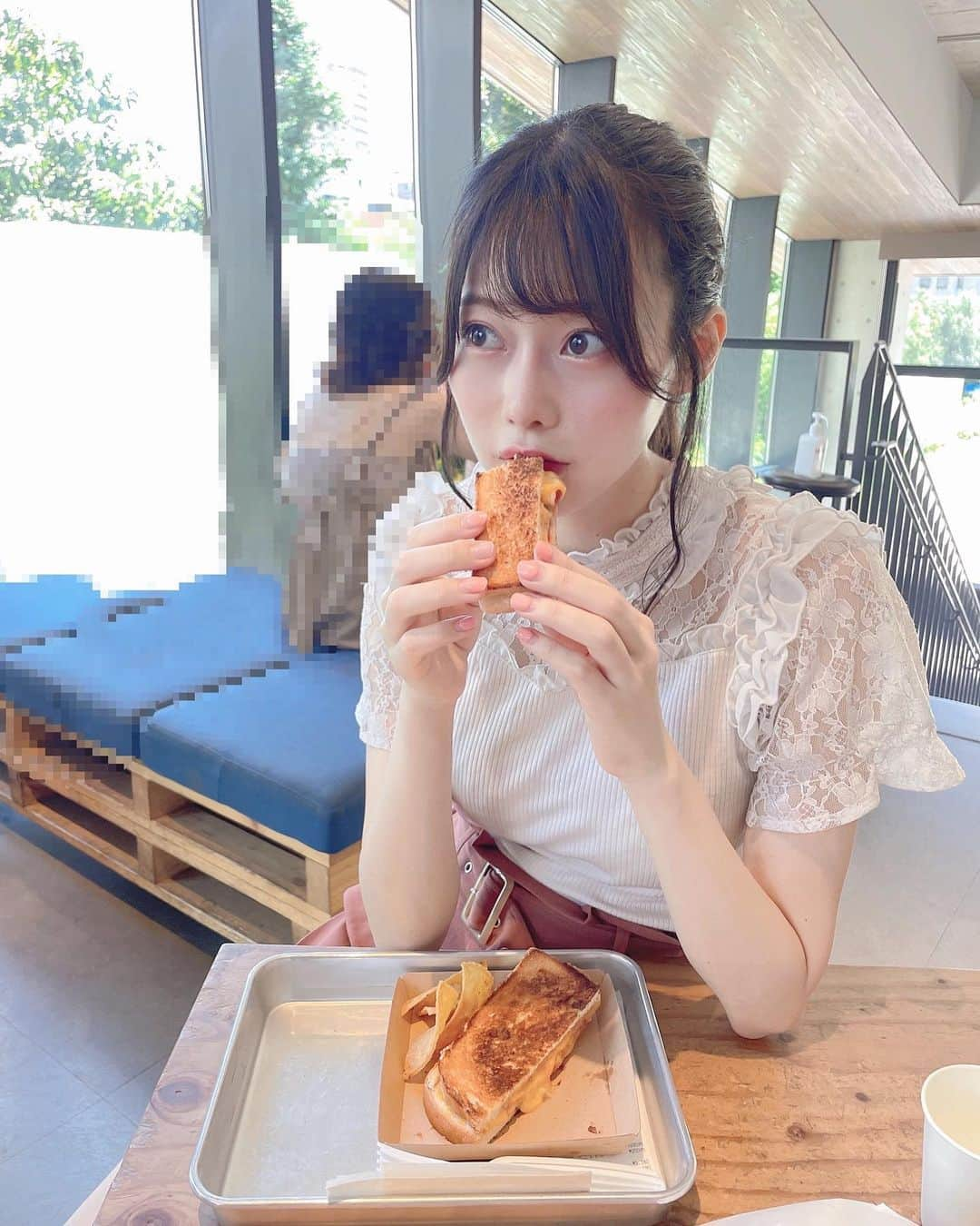 桃里れあさんのインスタグラム写真 - (桃里れあInstagram)「池袋の公園内のカフェ☕️ @farm_to_park_racines  ・ ・ オシャレなカフェ🍞 スムージー今度飲みたい🍉 ・ ・ 暑くてポニーテールしたよ☀️ ・ ・ #ラシーヌファームトゥーパーク #racinesfarmtopark #公園デート #池袋カフェ #池袋ランチ #池袋グルメ #デートスポット #女子会ランチ #ランチデート」7月18日 18時35分 - rea_momosato