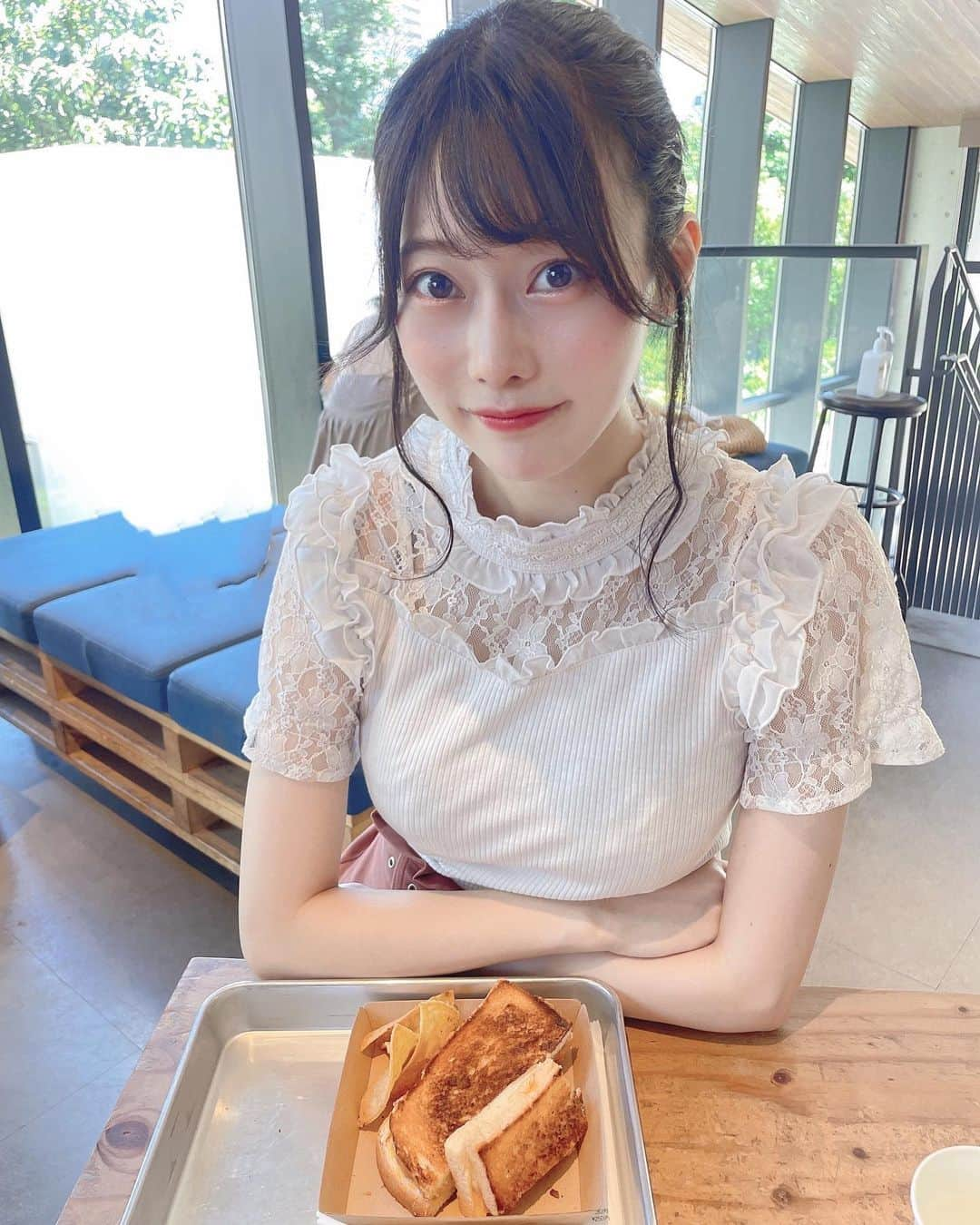 桃里れあさんのインスタグラム写真 - (桃里れあInstagram)「池袋の公園内のカフェ☕️ @farm_to_park_racines  ・ ・ オシャレなカフェ🍞 スムージー今度飲みたい🍉 ・ ・ 暑くてポニーテールしたよ☀️ ・ ・ #ラシーヌファームトゥーパーク #racinesfarmtopark #公園デート #池袋カフェ #池袋ランチ #池袋グルメ #デートスポット #女子会ランチ #ランチデート」7月18日 18時35分 - rea_momosato