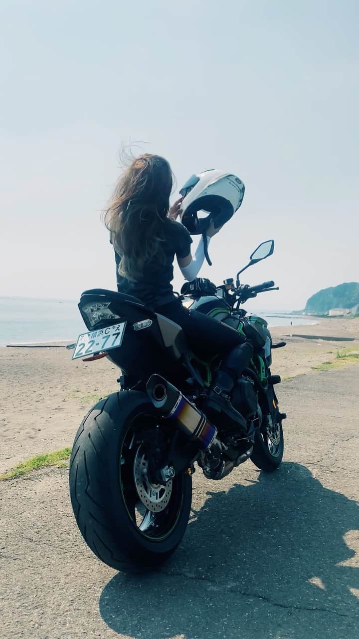 Rurikoのインスタグラム：「夏ですね☺️ ZH2のツーリング編の動画を YouTubeにアップしたので 是非ご覧下さい🙋🏿‍♂️ . @striker_bike_parts  . Photo by @takezo.photograph  YouTube channel : ruriko_675 . #kawasaki #zh2 #zh2kawasaki  #bikersofinstagram  #bikestagram #asiangirlrider  #bike_japan #motorcyclegirl #バイク女子  #バイクのある風景」