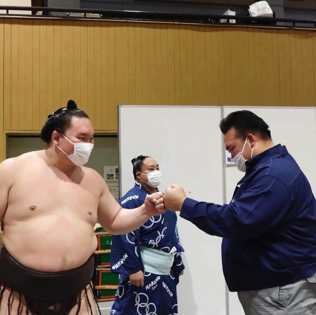 日本相撲協会さんのインスタグラム写真 - (日本相撲協会Instagram)「45度目の優勝を決めた白鵬が、 賜盃を持って笑顔の記念撮影。  表彰後の支度部屋では、荒磯親方が優勝をグータッチで祝いました。  @sumokyokai  #大相撲 #sumo #相撲 #力士 #お相撲さん #japanphoto #sumowrestlers #japanculture #7月場所 #七月場所 #名古屋場所 #名古屋 #ドルフィンズアリーナ #白鵬 #照ノ富士 ＃全勝優勝 #全勝 #グータッチ #荒磯親方」7月18日 19時08分 - sumokyokai