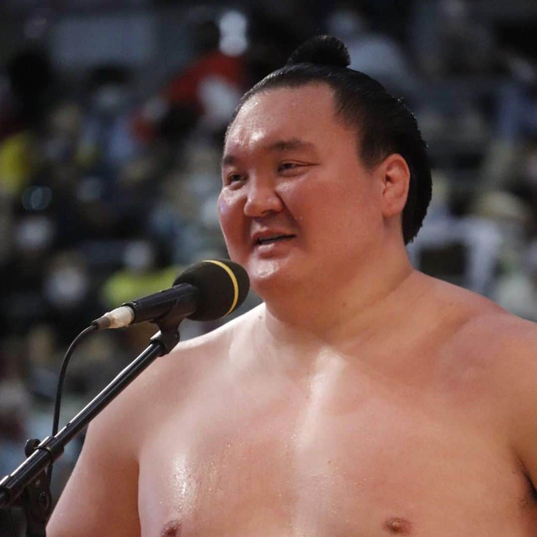 日本相撲協会さんのインスタグラム写真 - (日本相撲協会Instagram)「45度目の優勝を決めた白鵬が、 賜盃を持って笑顔の記念撮影。  表彰後の支度部屋では、荒磯親方が優勝をグータッチで祝いました。  @sumokyokai  #大相撲 #sumo #相撲 #力士 #お相撲さん #japanphoto #sumowrestlers #japanculture #7月場所 #七月場所 #名古屋場所 #名古屋 #ドルフィンズアリーナ #白鵬 #照ノ富士 ＃全勝優勝 #全勝 #グータッチ #荒磯親方」7月18日 19時08分 - sumokyokai