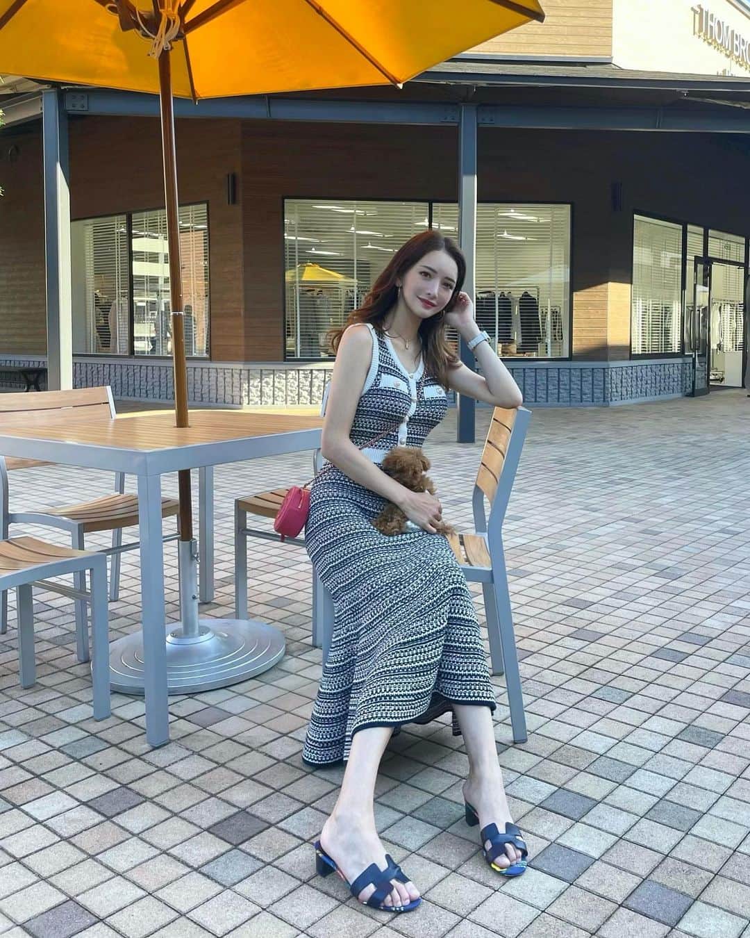 のインスタグラム：「楽しい日曜日でした💗 少しドライブして🚘 御殿場のアウトレット行ってきた♡ たらちゃんは地面暑いので抱っこちゃん🐶笑 . 頼んでた @belinda_official_world の 可愛いワンピースが届いたので 早速着てお出かけ👗🌼 結構ネットで頼むと "あ、まじか..."みたいなこと多いんだけど これは大正解すぎてむしろ実物の方が 可愛くてきゅうん🥺🥺 . . #ootd #167cm #167cmコーデ」