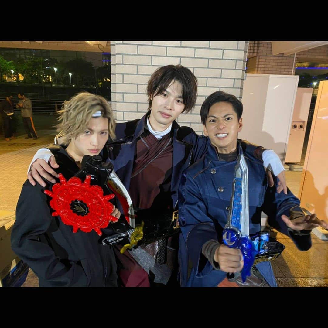 山口貴也さんのインスタグラム写真 - (山口貴也Instagram)「本日9:00〜10:00 スーパーヒーロータイムいかがでしたでしょうか  普段見られない姿も少し見えたのでは！  "何故踊るんですか？" と言いつつ、増子君に踊り方教わりました。笑🤫  映画"スーパーヒーロー戦記"の公開は7月22日です！ 初日舞台挨拶も登壇しますので、お楽しみ！ #仮面ライダーセイバー #機界戦隊ゼンカイジャー #スーパーヒーロー戦記  フリントちゃんの姿を確認できた時のゾックスさん良かったですよねー  ちなみに牛の声やってました笑」7月18日 19時29分 - takaya_yamaguchi_official