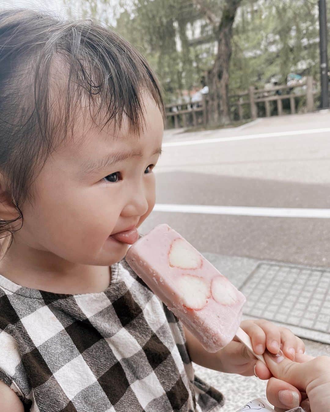 畠中清羅 のインスタグラム：「暑い夏はやっぱりアイス🍨だねぇ  #2歳1ヶ月#女の子ベビー #アイスちょーだいが口癖girl 🍓」