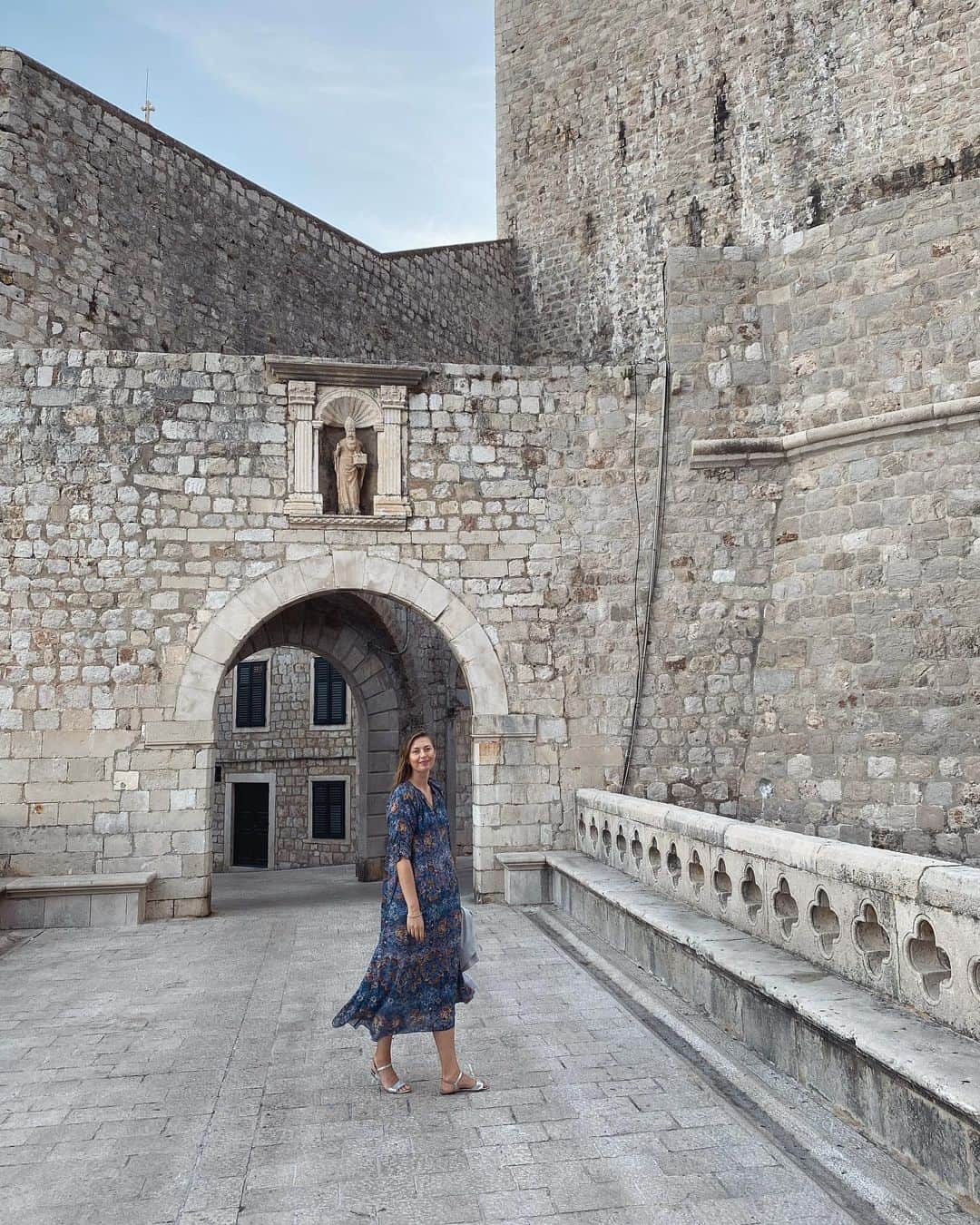 マリア・シャラポワのインスタグラム：「Stone facades, centuries of history, and no tourists 👌」