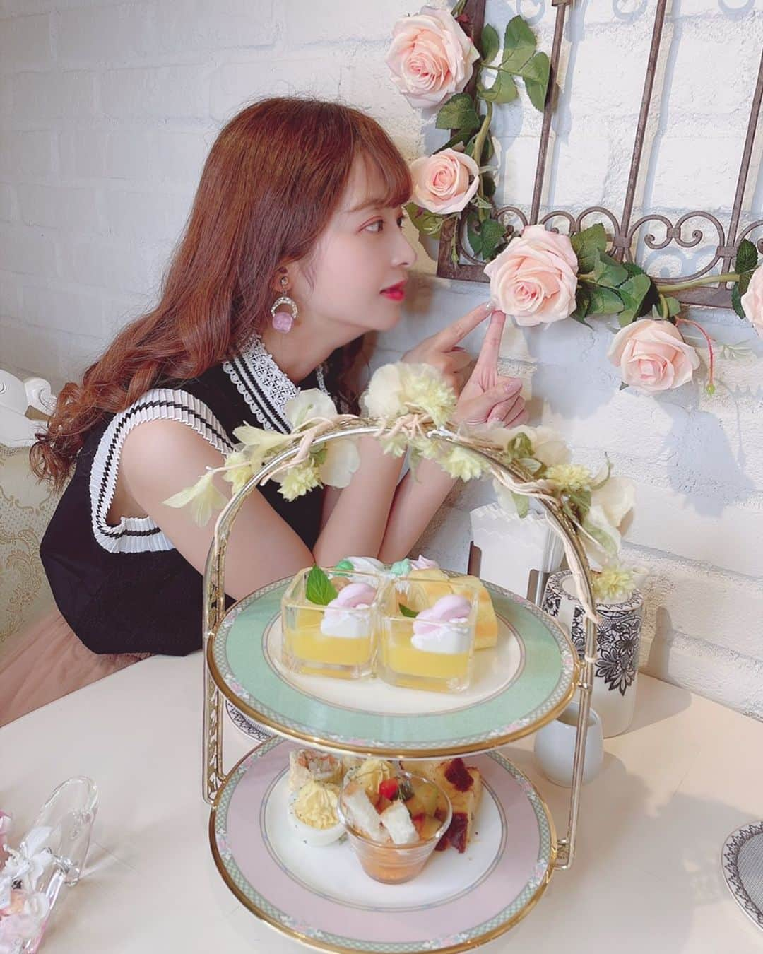 桜もこさんのインスタグラム写真 - (桜もこInstagram)「可愛いカフェ🌸  @la.ange.cafe   #ラアンジュ #laange #cafe #アフタヌーンティー　#大好き　#花　#flower #sweet #japanesegirl #japanesemodel #instagood #instagram」7月18日 21時37分 - mokochan319