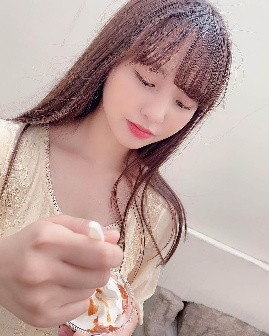 本郷柚巴のインスタグラム：「アイス食べたよ😋🍨  #ミニストップ #キャラメルマキアート  みんなどんなアイスすきなんかな？」