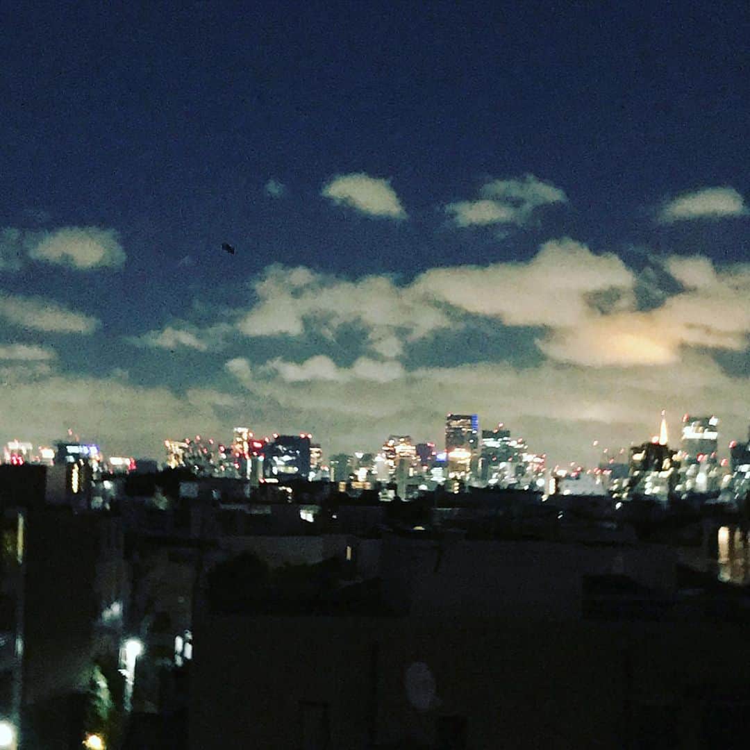 丸山敬太さんのインスタグラム写真 - (丸山敬太Instagram)「東京の夏の夜  今日は涼しい心地良い夜風が吹いている。  色々あるし大変なこともいっぱい抱えてるけれど、それでもこんな都会の夜はうつくしいのだ。  東京は僕の故郷。 この街で産まれて何十年もこの街で生きてきた。  だから、最近のこの街の扱いには 少し傷ついている。  色んな人が色んな場所からやってきて、勝手に、この街を荒らし、この街に傷付き、この街を嫌いになる。 東京はもうないよねー、とか、なんか、最近の東京は磁場が悪いとか、、ね。。。色々おっしゃる。  その度に、何処かで、溜め息を吐く。 今日みたいな夜は、どうかスマホから顔を上げて、空を見上げて、風を感じて、ああTOKYOの夜の美しさを感じて欲しい。  オリンピックとやらは、どうやら、やるらしい。リハーサルなのだろう、遠くで何度か花火があがった。。。  本当じゃない世界のそれみたいだなぁ。  夏は夜。。。」7月18日 21時40分 - keitamaruyama