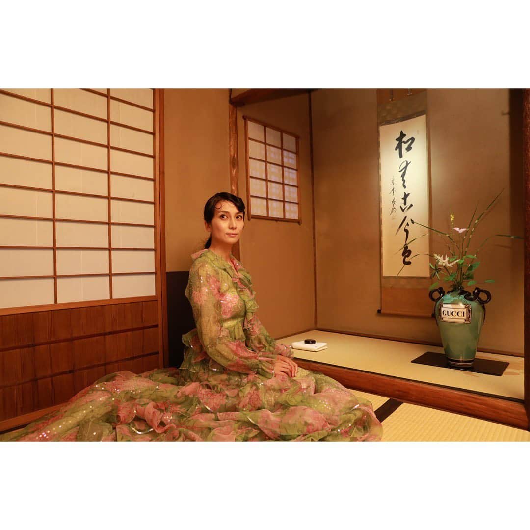 柴咲コウのインスタグラム：「GUCCI IN KYOTO EXHIBITION  Congratulations on the 100th anniversary!! I’m inspired by their vision called 「Aria」.  GUCCI 100周年記念！ イタリア語で空気や息吹を意味する「Aria」という最新コレクション。このビジョンに共感しました♦︎  #GucciBambooHouse  #GucciInKyoto #GucciAria #exhibition #有形文化財 #竹節庵」