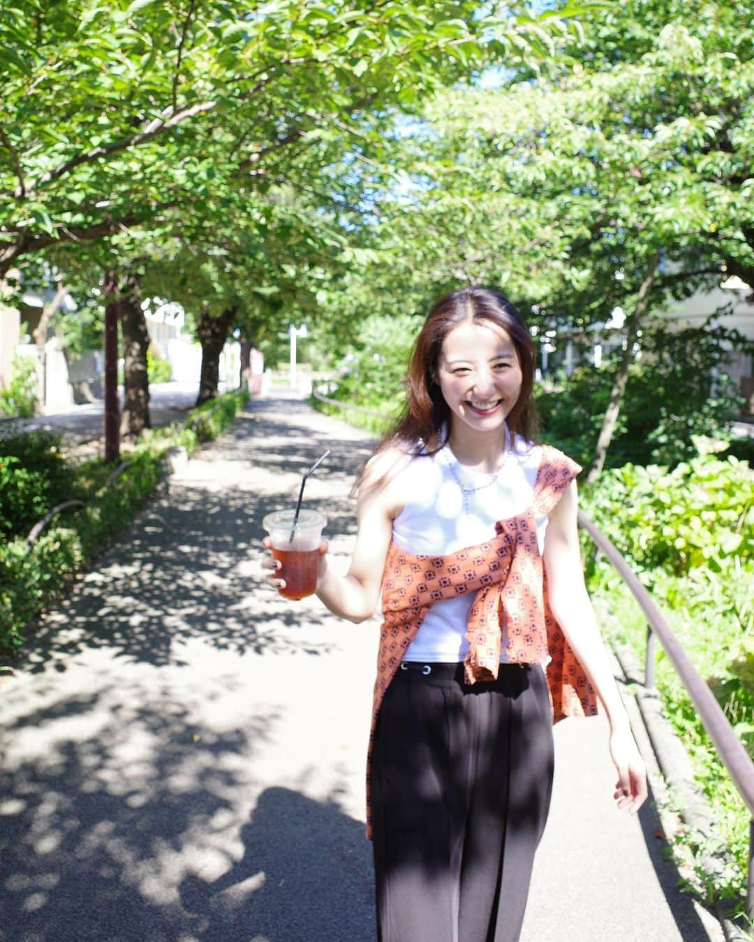 高田里穂さんのインスタグラム写真 - (高田里穂Instagram)「夏がいきなり本気出してきたー！！ 真夏生まれですが、暑いのニガテ。。🔥😂  tanktop @trifle_official  pants @cotorica.official  shirt @luik0121  cap @newerajapan earcuff @heres_official   ネックレスと指輪は自分で作りました💁🏻‍♀️  皆さん、水分補給は忘れずにして下さいね！  #私服 #ボールチェーンネックレス #キャップ女子」7月18日 22時03分 - riho__takada