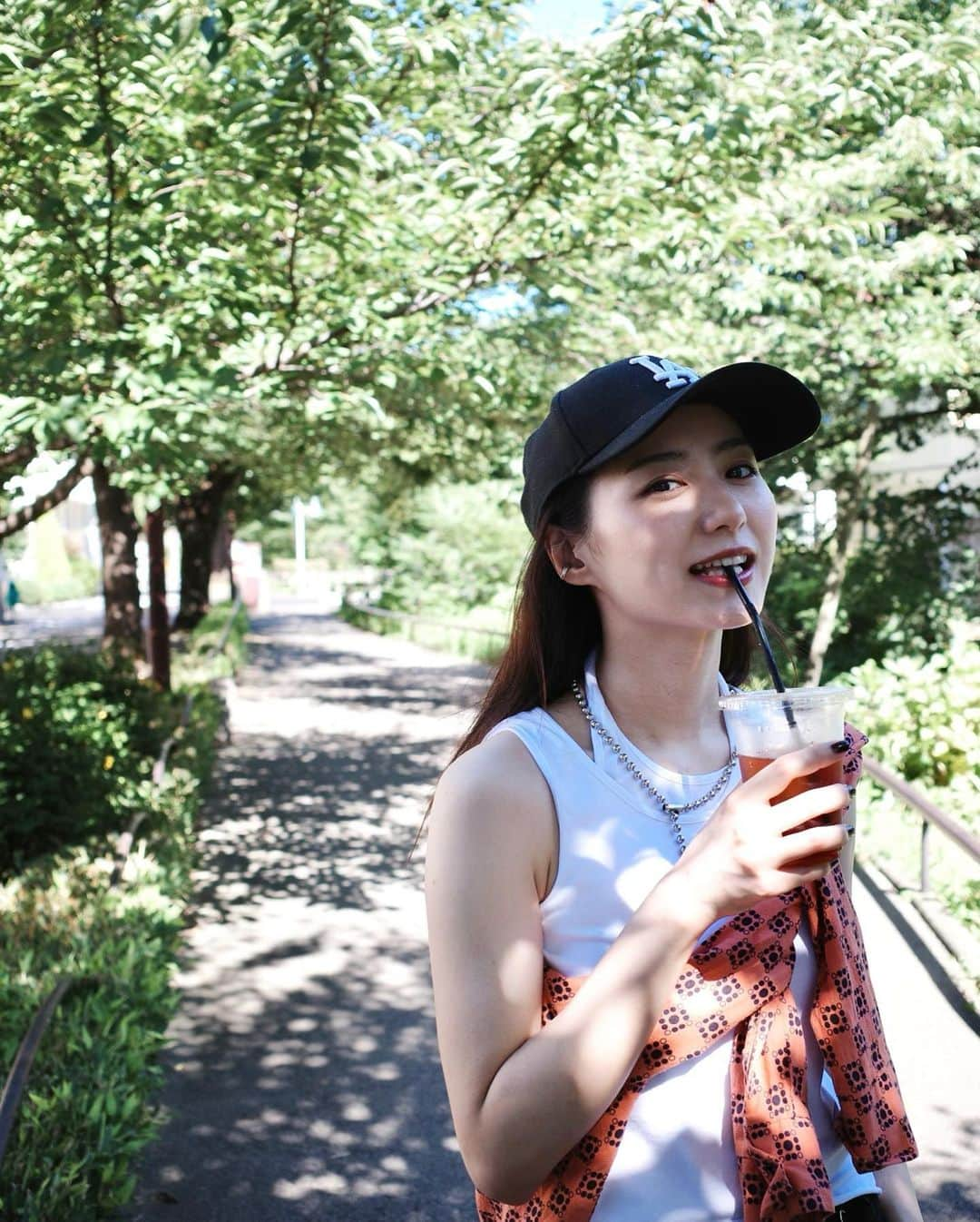 高田里穂さんのインスタグラム写真 - (高田里穂Instagram)「夏がいきなり本気出してきたー！！ 真夏生まれですが、暑いのニガテ。。🔥😂  tanktop @trifle_official  pants @cotorica.official  shirt @luik0121  cap @newerajapan earcuff @heres_official   ネックレスと指輪は自分で作りました💁🏻‍♀️  皆さん、水分補給は忘れずにして下さいね！  #私服 #ボールチェーンネックレス #キャップ女子」7月18日 22時03分 - riho__takada