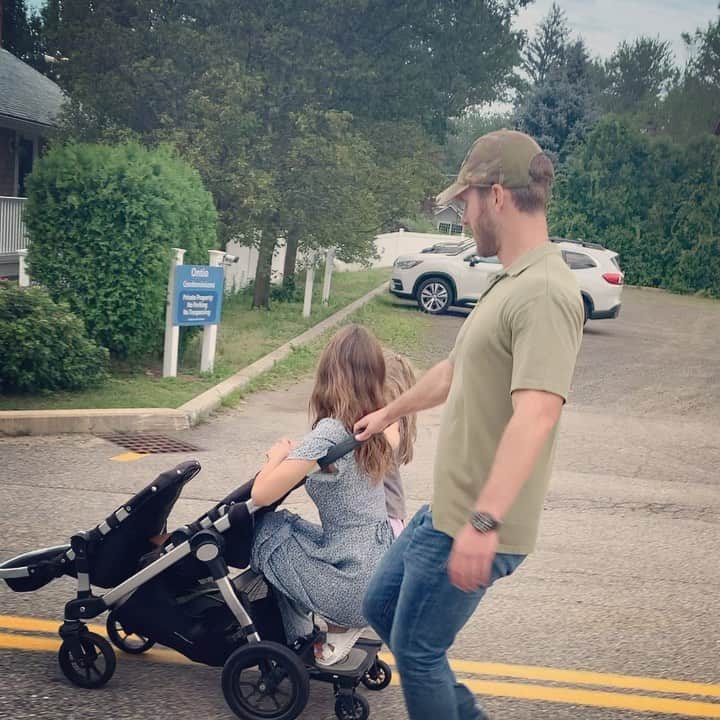 グレン・パウエルのインスタグラム：「“Bad Uncle causes Stroller Accident”  [WARNING: GRAPHIC]」