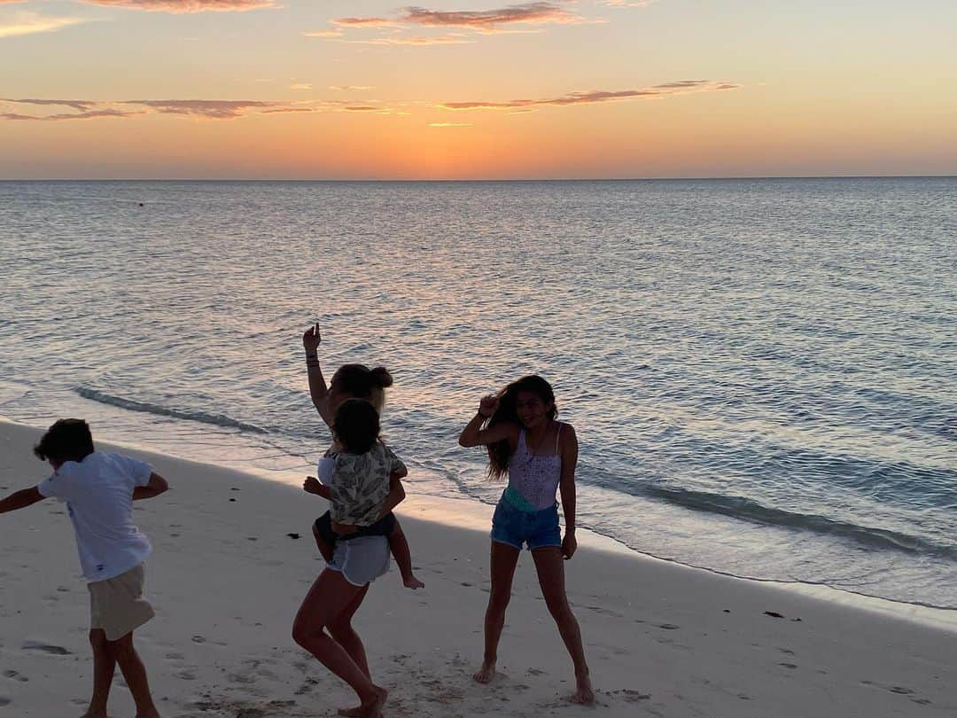 ソフィア・バルビさんのインスタグラム写真 - (ソフィア・バルビInstagram)「Así despedimos el sol, bailando, 🐨🐨🐨」7月18日 22時13分 - sofibalbi