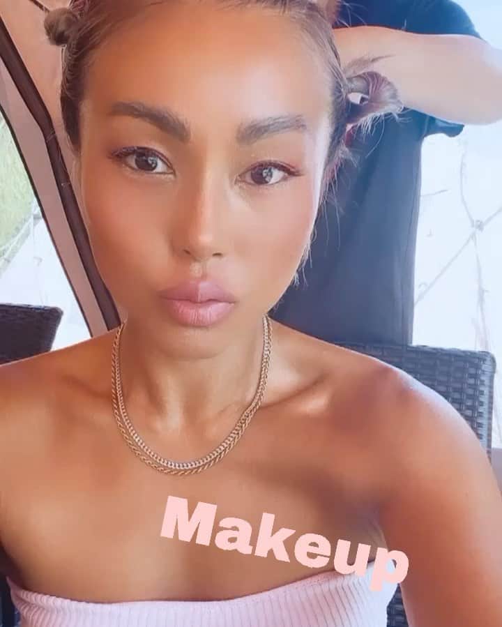 Nazukiのインスタグラム：「💋ᕼᗩIᖇ ᔕET💋  野外イベントで暑かったから、 全アップのお団子ヘアにしたよ 👍✌️  この髪型めっちゃ好評✨💛  #hair @carebeauty_myb   #hair #hairstyle dandy  #dancer #makeup #heirmake #ヘアセット」