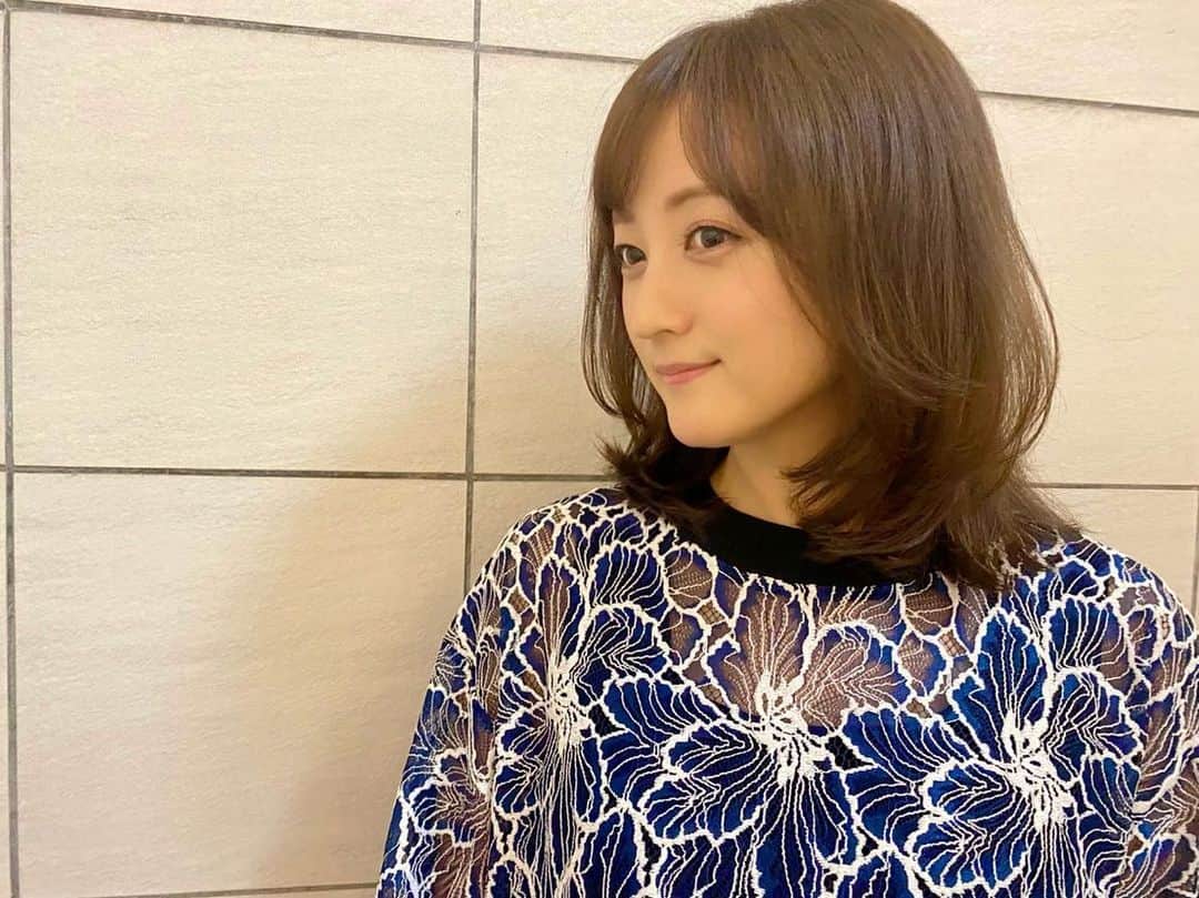 のインスタグラム：「⁡ ちょっと前になってしまったのですが  ヘアとネイルのメンテナンスへ✨ ⁡ 今回もヘアとネイルを 同時に施術してもらいました🥰 ⁡ 夏だし明るさ残しつつも、色落ちしていた部分はトリートメントカラーで綺麗にしてもらいました☺️❤️ ⁡ カラーはアッシュベージュ❤️ 透明感が出ます✨ ⁡ サラサラ復活‼️✨ ↑動画参照📸笑 ⁡ CELENAのトリートメントは 本当にサラサラになるからオススメです👍 ⁡ 担当は  @celena_hair_nail の @kanami0820 さん💕 ⁡ ネイルは @shimoi_mai さん💕 ⁡ くすみカラーのピンクとパープル、ホワイトでスタッズやラメ、ミラーネイルでニュアンスネイルで可愛くしてもらいました💅✨ ⁡ 髪の毛もネイルも綺麗にしてもらっていつも通り 浮かれて帰る小松さんでした😜💕笑 ⁡ ⁡ #CELENA #セレナ #トリートメントカラー #美容院 #美容師 #ヘアサロン #青山 #表参道 #ヘアスタイル #トリートメント #hair #hairsalon #サラサラ #ルンルン #ネイル #ジェルネイル #ピンクネイル #ボブ #ボブヘア #イメチェン #ミラーネイル #くすみカラー #ニュアンスネイル」