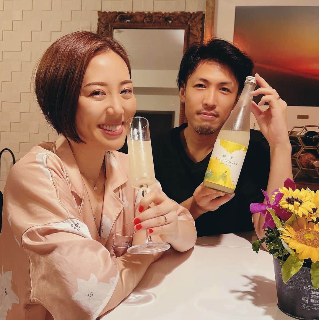 ありさ・あげまんクリエイターのインスタグラム：「「え？これ本当に日本酒？飲みやすい！」 とビックリしたお酒です🍶  ゆずの風味と日本酒のまろやかさがとってもマッチしていて、彼氏とのんびり家飲み用に開けました🎶 おつまみはピスタチオ✨  たまたまその日に買ったお花とボトルがマッチしました🌻  #久保田ゆずリキュール #pr #酒小町 #日本酒 #お酒好き #酒好き #酒好きカップル #日本酒カップル #ヘベレケカップル #酒飲みカップル #久保田 #日本酒好き #リキュール #ゆずリキュール @sakekomachiii」