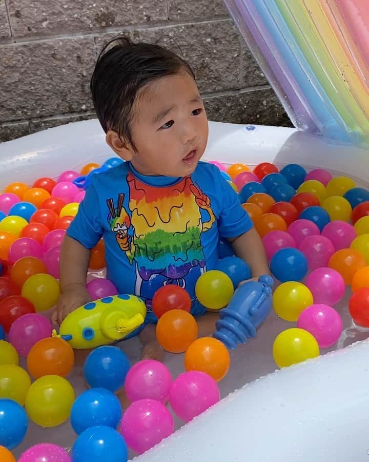 Mai Wakimizuのインスタグラム：「本日1歳のお誕生日を迎えた僕ちん♡お誕生日会のテーマはレインボー！ということで、朝一レインボープールからスタート♡でも暑くて5分で退散。笑 先に言っておきます。しばらくお誕生日投稿続きます。笑 #1歳誕生日#1歳#1歳男の子」