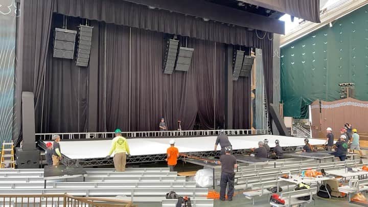 ドウェイン・ジョンソンのインスタグラム：「Rise of JUNGLE CRUISE! 🚢😱 Very EXCITING & COOL vid to share with you guys!   Our gigantic screen goes up for our JUNGLE CRUISE WORLD PREMIERE next Saturday, July 24th at the one and only, DISNEYLAND ✨  Our goal is to treat fans with the biggest red carpet EVENT OF THE YEAR thats EPIC, SPECTACULAR & FUN!!!   Get those @teremana toasts ready 🥃 because it’s time to come together and CELEBRATE (safely:) the ADVENTURE OF A LIFETIME!   #WorldPremiere #RedCarpetEVENT  #Disneyland  #HappiestPlaceOnEarth  #JUNGLECRUISE 🚢💀🌴🌊🌎」