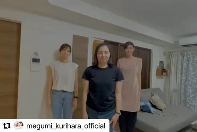 のインスタグラム：「#Repost @megumi_kurihara_official with @make_repost ・・・ 🌰 #REDエールダンスチャレンジ #TEAMRED  センターはローテーション制でチャレンジしました💃💃💃 センターの重圧を感じました😂  間違えて元マネージャーのルナに怒られる最年長の栗原  私の間違えに膝から崩れ落ちて笑う佐藤美弥🐿 (そしてフレームアウト)  間違えてもちゃっかり最後だけ決めてくる栗原🥸  ————————————  お腹抱えました。笑  ※応援しています🇯🇵」