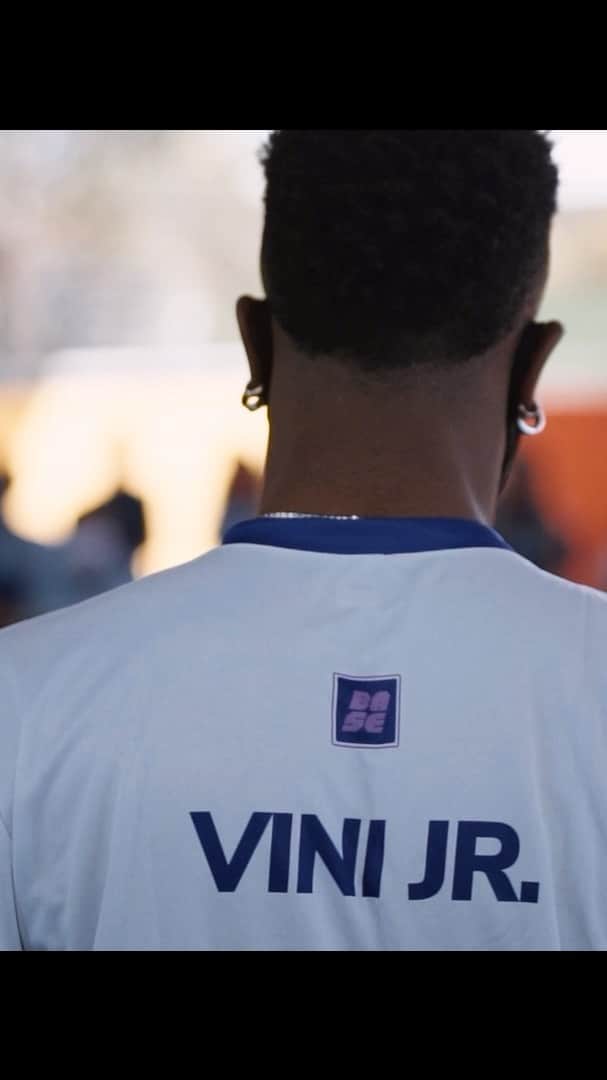 ヴィニシウス・ジュニオールのインスタグラム：「Hoje é um dia especial, a realização de um sonho: o lançamento do Instituto Vini.Jr 😀  * Vamos usar a tecnologia aliada ao esporte como ferramenta de mobilização para a educação básica de crianças e adolescentes, apoiando os educadores das redes públicas de ensino na construção de novos modelos de ensino-aprendizagem. 🙌🏾🔝💫 * Vamos juntos nessa? O primeiro passo é simples: segue a gente no @InstitutoViniJr, lá tem todas as informações sobre o que estamos construindo. Indica pra sua rede e fica ligado, porque tem muita coisa chegando aí.」