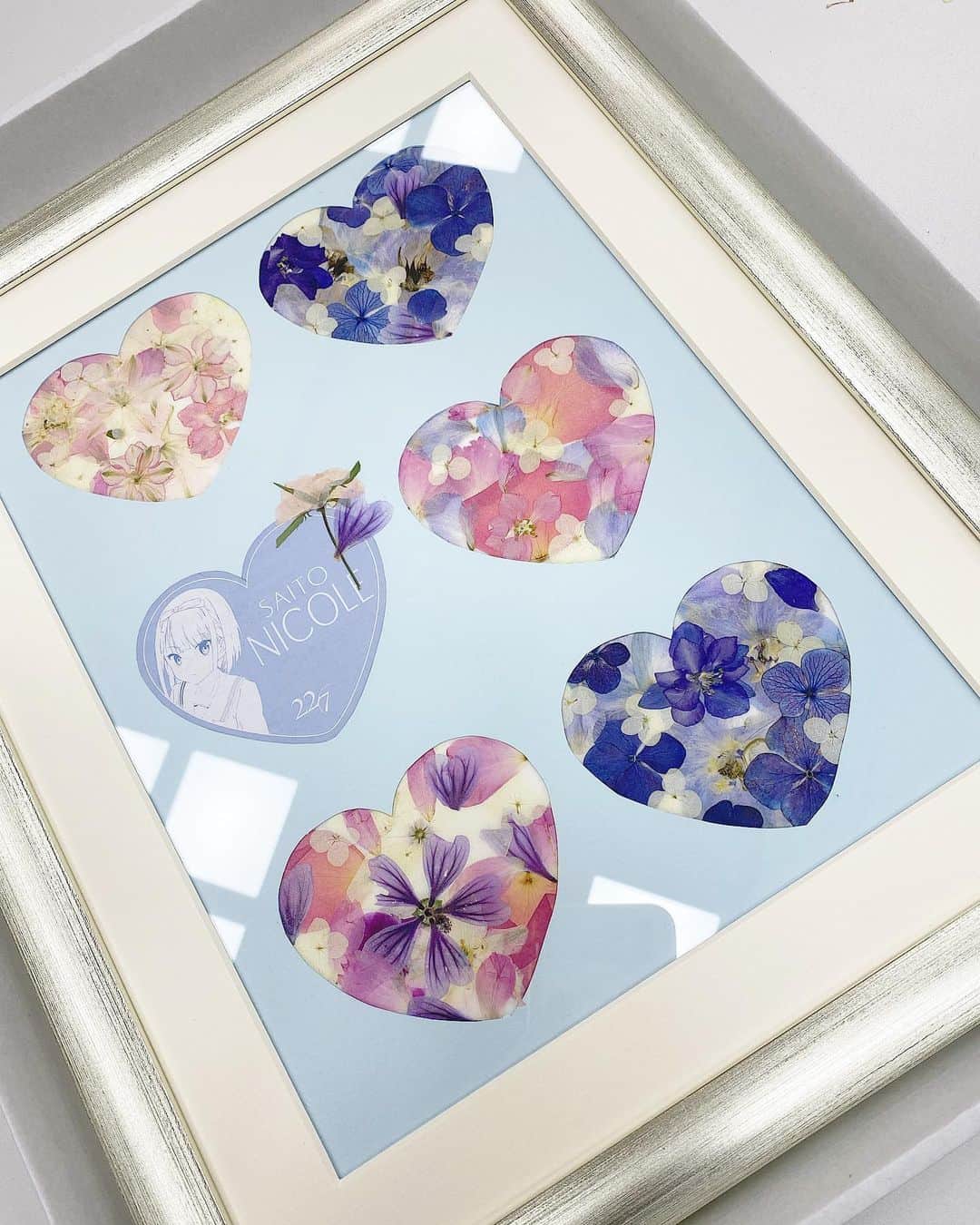 のインスタグラム：「・    #フラワーアート の展示は、明日までです🌸  タワーレコード新宿店さん、 梅田大阪マルビル店さんにて メンバーの作ったフラワーアートが ランダムに展示されています…！  こちらはニコルちゃんの作品🖼 細かいところはこんな感じになってます👀  特典でポストカードがついてきたり、 スペシャル映像も見られるみたいなので、 お近くでまだ行けてないよーって方はぜひ…！  ・・・  他にも、SHIBUYA TSUTAYAさんでは ショッパープレゼント企画が行われていたり、 パネル展や衣装展示も！  ほんとうにいつもありがたいです😢 みなさんのおかげです…！   #計算中  #ヒヤシンス   #ナナニジ  #河瀬詩」