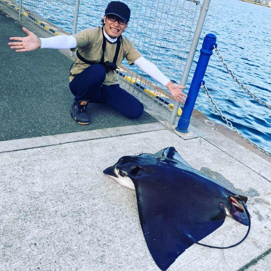 総長ウララのインスタグラム：「超危険なエイ確保！　#ナルトビエイ #初ジギング　#釣り」