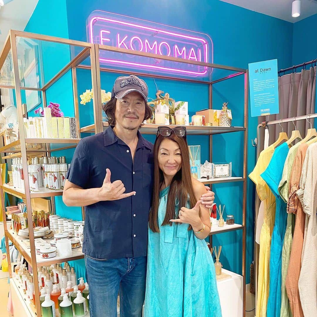 マキ・コニクソンさんのインスタグラム写真 - (マキ・コニクソンInstagram)「今日はHawaii Loverの エッちゃん、いやいや豊川悦司様が マキズ ボックスに遊びに来てくれました！  相変わらずシブくてカッコ良く てジャスト パーフェクト！👍🏼👍🏼👍🏼👍🏼 私の親愛なるお兄ちゃま❤️❤️  店内入るなり”ハワイだぁ！”って 豊サマ嬉しそうでした！😊 少しでもハワイを感じてくれたなら嬉しい！  今日も安全対策バッチリで 無事に一日を終える事が出来ました！ 感謝！感謝！🙏🏻  スタッフの皆様 今日も一日お疲れ様でした！ また明日！👋🏼  #thehawaiibymaki  #makikonikson  #ハワイのマキさん #ハワイのおすそ分け #気持ちだけでもハワイ😊  #ハワイを日本に連れて行っちゃいます  #豊川悦司様  #I❤️トヨ様」7月19日 1時12分 - makikonikson