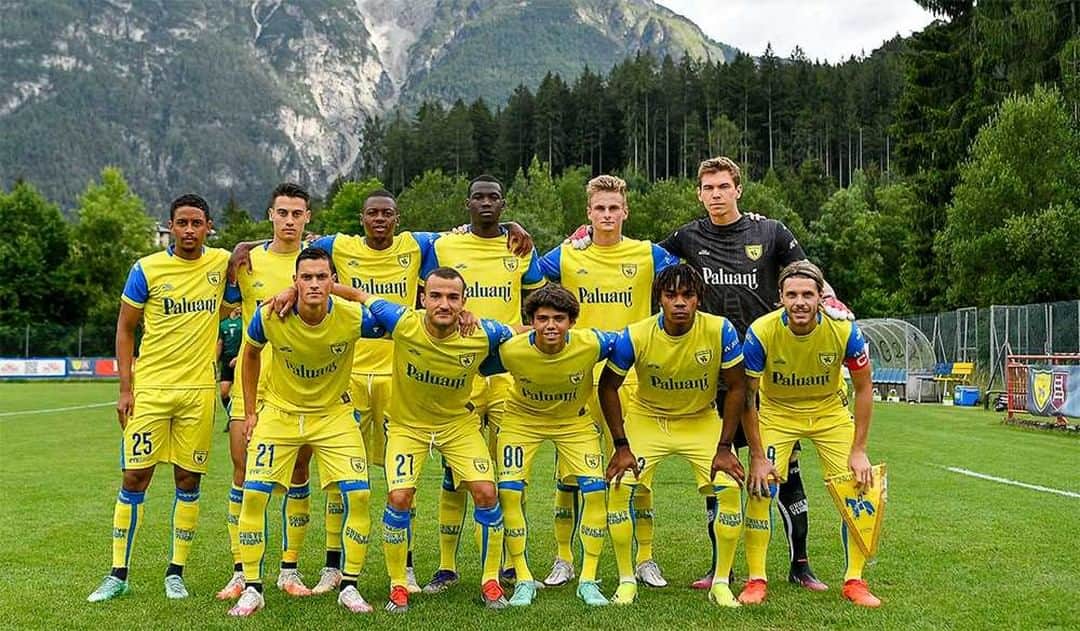ACキエーヴォ・ヴェローナのインスタグラム：「⚽️⛰️ Oggi a Pieve di Cadore i gialloblù di mister #Zaffaroni hanno disputato la prima amichevole ufficiale della stagione. Di fronte c'era la @virtusverona di Luigi Fresco. Le immagini della domenica gialloblù a #Pieve2021 💛💙   #chievo #chievoverona #ritiro #calcio #football #pievedicadore」