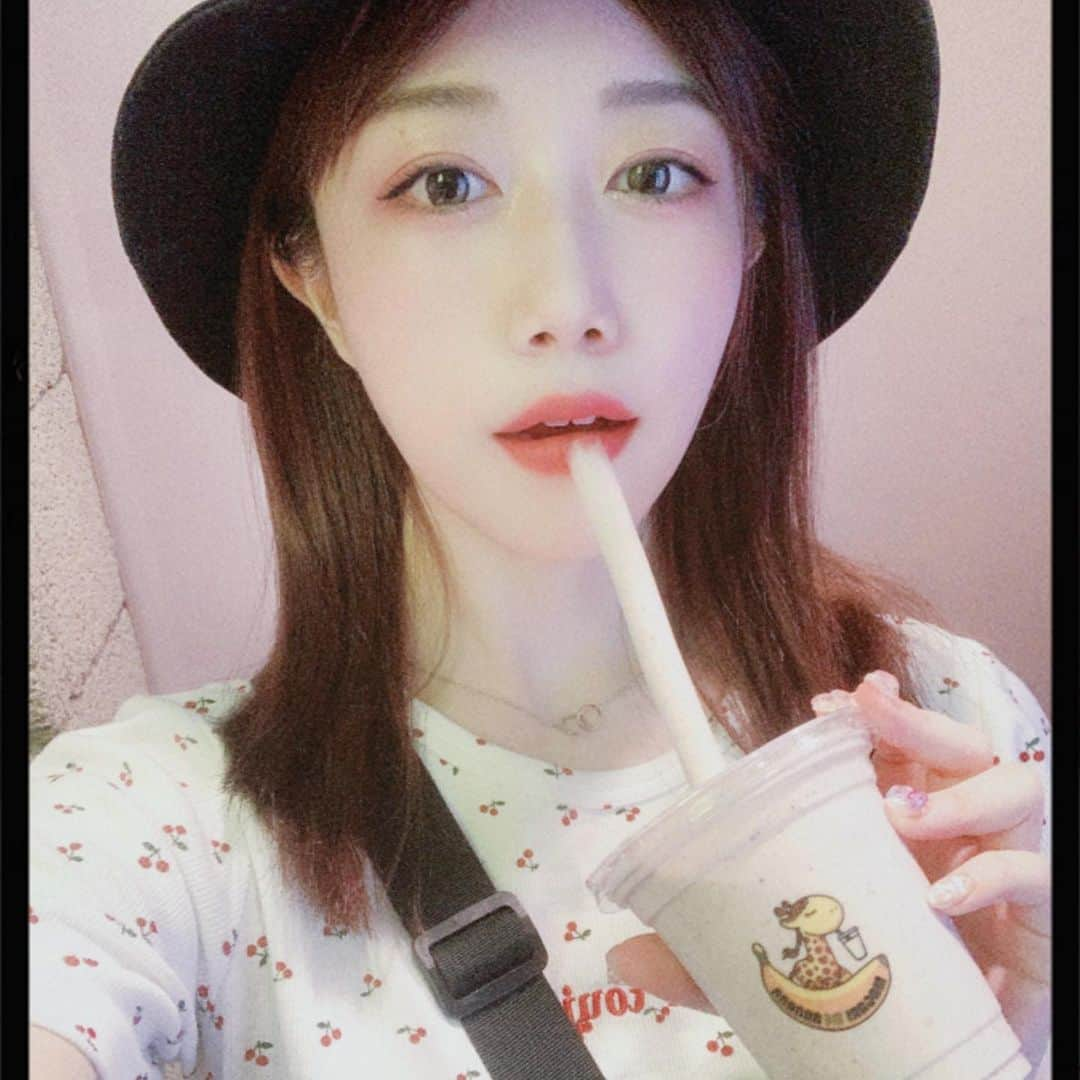 小湊優香さんのインスタグラム写真 - (小湊優香Instagram)「オタ活の休憩に飲んだバナナジュースが美味しすぎた🥺🍌 ⁡ 甘熟王と高級リッチミルクを使用したジュースで 砂糖不使用😳👏👏👏 ⁡ わたしはトッピングにチョコチップと プロテインを入れました❣️ 砂糖不使用なのに甘くて飲みやすかった〜✨ ⁡ 池袋行かれる方はぜひ❣️ 店内もBARみたいでおしゃんでした✨ ⁡ ⁡ ⁡ ⁡  @ikebukuro.banana #まがりDEバナナ #池袋バナナジュース #バナナジュース専門店 #池袋カフェ #甘熟王 #池袋グルメ #まがりDEバナナ池袋西口店」7月19日 14時33分 - y.miranic