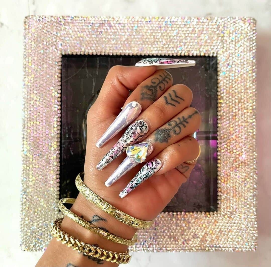 のインスタグラム：「.  New nails💅💎  今回は久々に派手め😻 パイソン可愛いでしょー🐍💚🌈 ボブちゃんとこは本当に悩んで決めれないくらい沢山可愛いのある🥺  最近結婚して人妻HAPPYオーラ全開？のボブちゃんのとこに是非😂 可愛いピアスも沢山あるから結婚おめでとうって気持ちで買って😂💜  #newnail #nail #nails #mananail」
